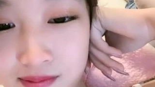 Adria Rae,一个令人惊叹的19岁小腿女孩,在这个以宿舍为主题的合集视频中给她有天赋的男友一个感性的口交。