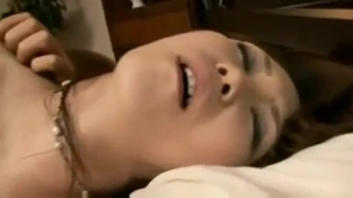 18岁的继女在宿舍里被她的继父操了