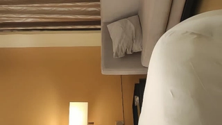 欧洲妻子为阿拉伯男人跪下来