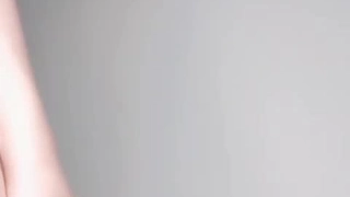 天生丽质的姑娘。 粉红色的霓虹灯手淫