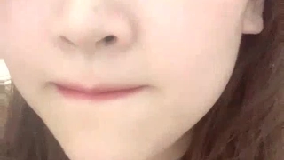 成熟奶奶的毛茸茸的阴户被年轻男子勾引并接受了面部射精