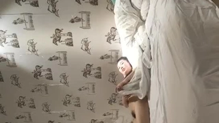 业余少女在硬核视频中吸吮和性交