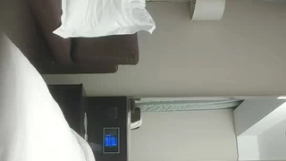 热辣的大学女孩给她的男友打手枪
