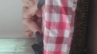 少女被精液填满她的洞