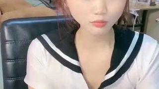 牛仔背带裤甜美萌妹，脱衣调情再到床上玩舔弄猛操