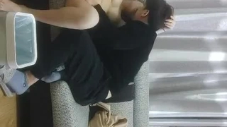 我被继父抓住了,同时被继母自慰