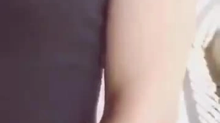 少女在宿舍房间里用铁杆自慰探索她的性欲