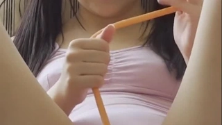 台灣女優親自監製，新到19歲學生妹『潔咪』下海新人，腳本和花絮收錄其中，導演和攝影師 ，帶你直擊第一線現場拍攝…