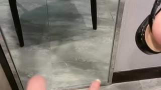 一对情侣把室友灌醉轮流玩
