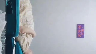 在这个热辣的视频中,妈妈的大屁股被青少年操了