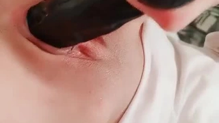 美丽的无毛阴户得到了强烈的高潮